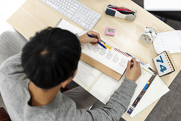 포토 JPG 스튜디오촬영 남자 시계 방학 실내 한명 상반신 20대 성인 뒷모습 하이앵글 모니터 한국인 달력 키보드 계획표 필통 홈스쿨링 성인남자한명만 언택트 국내포토 1 뷰포인트 휴가 학용품 사람 동양인 청년 내부 컴퓨터 계획 홈스쿨 남자한명만 성인남자만 파일형식