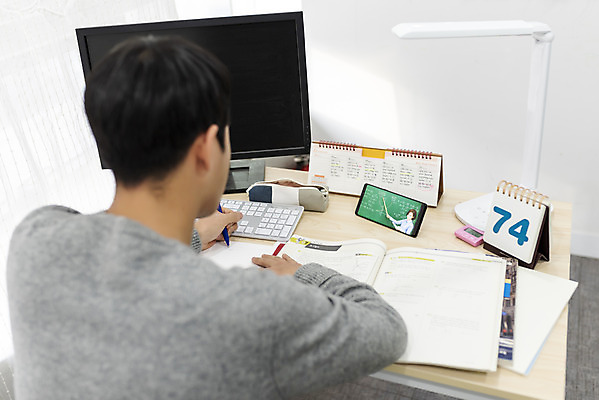 포토 JPG 스튜디오촬영 남자 방학 실내 한명 들기 상반신 20대 성인 뒷모습 스마트폰 펜 모니터 한국인 달력 스탠드 키보드 필통 온라인강의 홈스쿨링 성인남자한명만 언택트 국내포토 1 뷰포인트 모션 휴가 학용품 조명 사람 동양인 청년 내부 핸드폰 스마트기기 컴퓨터 필기구 강의 홈스쿨 남자한명만 성인남자만 파일형식
