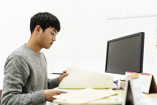 포토 JPG 스튜디오촬영 남자 방학 실내 한명 상반신 20대 성인 옆모습 책 연필 모니터 한국인 잡기 흰배경 시험지 홈스쿨링 성인남자한명만 언택트 국내포토 1 뷰포인트 백그라운드 모션 휴가 학용품 사람 동양인 청년 내부 컴퓨터 필기구 흰색 홈스쿨 남자한명만 성인남자만 파일형식