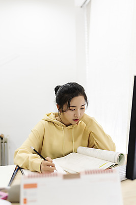 포토 JPG 스튜디오촬영 여자 방학 실내 한명 들기 상반신 20대 성인 앞모습 책 연필 턱괴기 한국인 흰배경 홈스쿨링 성인여자한명만 언택트 국내포토 1 뷰포인트 백그라운드 모션 휴가 학용품 사람 동양인 청년 내부 필기구 흰색 홈스쿨 여자한명만 성인여자만 파일형식