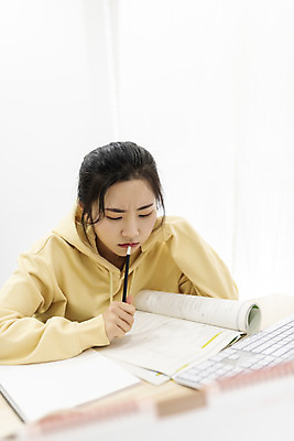 포토 JPG 스튜디오촬영 여자 방학 실내 한명 들기 상반신 20대 성인 앞모습 책 연필 턱괴기 한국인 고민 흰배경 홈스쿨링 성인여자한명만 언택트 국내포토 1 감정 뷰포인트 백그라운드 모션 휴가 학용품 사람 동양인 청년 내부 필기구 흰색 홈스쿨 여자한명만 성인여자만 파일형식