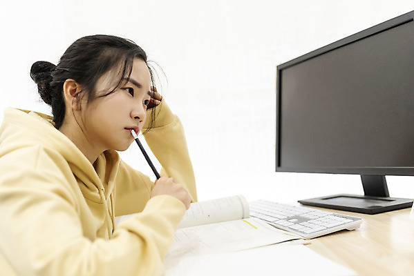 포토 JPG 스튜디오촬영 응시 여자 방학 실내 한명 상반신 20대 성인 옆모습 책 연필 모니터 한국인 키보드 고민 흰배경 홈스쿨링 성인여자한명만 언택트 국내포토 1 시선 감정 뷰포인트 백그라운드 휴가 학용품 사람 동양인 청년 내부 컴퓨터 필기구 흰색 홈스쿨 여자한명만 성인여자만 파일형식