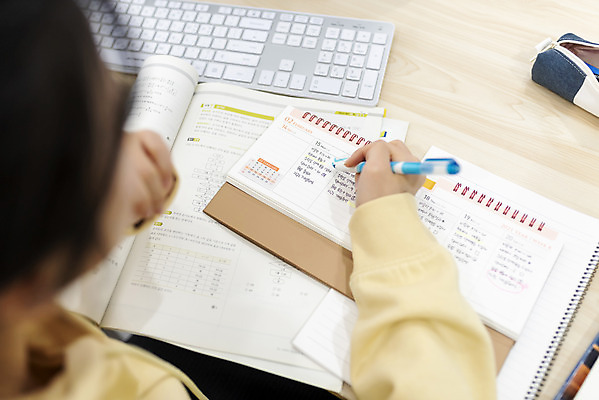 포토 JPG 스튜디오촬영 여자 방학 실내 한명 들기 20대 성인 뒷모습 하이앵글 펜 한국인 키보드 계획표 확인 홈스쿨링 성인여자한명만 언택트 국내포토 1 뷰포인트 모션 휴가 사람 동양인 청년 내부 필기구 계획 홈스쿨 여자한명만 성인여자만 파일형식