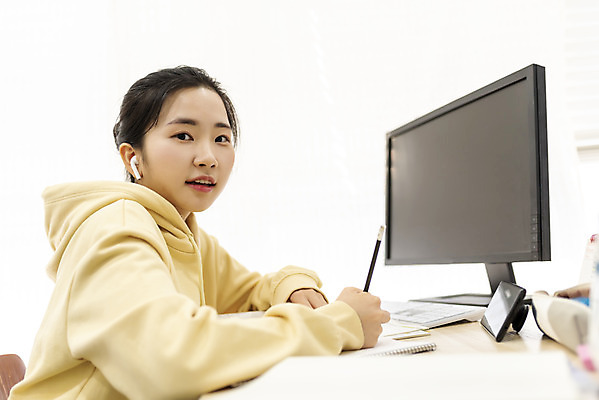 포토 JPG 스튜디오촬영 응시 여자 방학 실내 한명 들기 상반신 20대 성인 옆모습 스마트폰 연필 모니터 한국인 흰배경 무선이어폰 홈스쿨링 성인여자한명만 언택트 국내포토 1 시선 뷰포인트 이어폰 백그라운드 모션 휴가 학용품 사람 동양인 청년 내부 핸드폰 스마트기기 컴퓨터 필기구 흰색 홈스쿨 여자한명만 성인여자만 파일형식