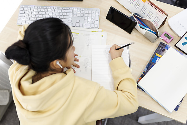 포토 JPG 스튜디오촬영 여자 방학 실내 한명 들기 상반신 20대 성인 뒷모습 책 스마트폰 하이앵글 연필 한국인 키보드 필통 무선이어폰 홈스쿨링 성인여자한명만 언택트 국내포토 1 뷰포인트 이어폰 모션 휴가 학용품 사람 동양인 청년 내부 핸드폰 스마트기기 필기구 홈스쿨 여자한명만 성인여자만 파일형식