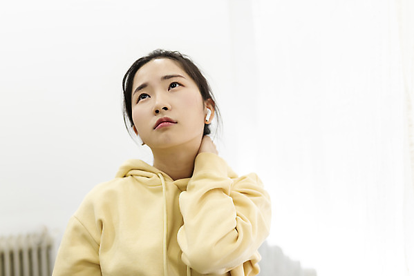 포토 JPG 스튜디오촬영 응시 여자 방학 실내 한명 상반신 20대 성인 앞모습 한국인 올려보기 잡기 흰배경 뒷목 홈스쿨링 성인여자한명만 불편함 언택트 국내포토 1 시선 뷰포인트 백그라운드 모션 휴가 사람 동양인 청년 내부 흰색 감각 목 홈스쿨 여자한명만 성인여자만 파일형식