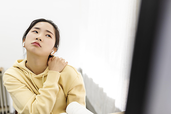 포토 JPG 스튜디오촬영 응시 여자 방학 실내 한명 상반신 20대 성인 앞모습 한국인 올려보기 흰배경 무선이어폰 어깨통증 홈스쿨링 성인여자한명만 어깨에손 불편함 언택트 국내포토 1 시선 뷰포인트 이어폰 백그라운드 모션 휴가 사람 동양인 청년 내부 흰색 감각 질병 홈스쿨 여자한명만 성인여자만 파일형식