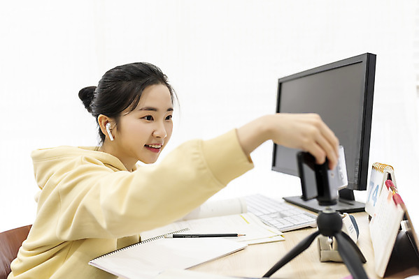 포토 JPG 스튜디오촬영 여자 방학 실내 한명 상반신 20대 성인 옆모습 책 스마트폰 연필 모니터 한국인 달력 키보드 잡기 준비 흰배경 삼각대 무선이어폰 온라인강의 홈스쿨링 성인여자한명만 언택트 국내포토 1 뷰포인트 이어폰 백그라운드 모션 휴가 학용품 사람 동양인 청년 내부 핸드폰 스마트기기 컴퓨터 필기구 흰색 강의 홈스쿨 여자한명만 성인여자만 파일형식