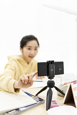 포토 JPG 스튜디오촬영 여자 방학 실내 한명 상반신 20대 성인 옆모습 아웃포커스 스마트폰 한국인 준비 흰배경 삼각대 온라인강의 홈스쿨링 성인여자한명만 언택트 국내포토 1 뷰포인트 백그라운드 휴가 촬영기법 사람 동양인 청년 내부 핸드폰 스마트기기 흰색 강의 홈스쿨 여자한명만 성인여자만 파일형식