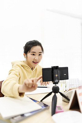 포토 JPG 스튜디오촬영 여자 방학 실내 한명 상반신 20대 성인 옆모습 아웃포커스 스마트폰 한국인 준비 흰배경 삼각대 무선이어폰 온라인강의 홈스쿨링 성인여자한명만 언택트 국내포토 1 뷰포인트 이어폰 백그라운드 휴가 촬영기법 사람 동양인 청년 내부 핸드폰 스마트기기 흰색 강의 홈스쿨 여자한명만 성인여자만 파일형식