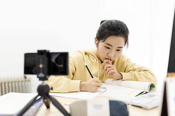 포토 JPG 스튜디오촬영 여자 방학 실내 한명 들기 상반신 20대 성인 앞모습 아웃포커스 스마트폰 펜 한국인 고민 흰배경 삼각대 온라인강의 홈스쿨링 성인여자한명만 언택트 국내포토 1 감정 뷰포인트 백그라운드 모션 휴가 촬영기법 사람 동양인 청년 내부 핸드폰 스마트기기 필기구 흰색 강의 홈스쿨 여자한명만 성인여자만 파일형식