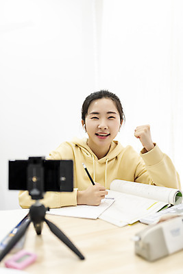 포토 JPG 스튜디오촬영 여자 방학 실내 한명 미소 들기 상반신 20대 성인 앞모습 스마트폰 펜 파이팅 주먹 한국인 흰배경 삼각대 온라인강의 홈스쿨링 성인여자한명만 언택트 국내포토 1 뷰포인트 백그라운드 모션 휴가 표정 사람 동양인 청년 내부 핸드폰 스마트기기 필기구 흰색 강의 홈스쿨 여자한명만 성인여자만 파일형식