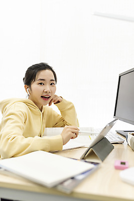 포토 JPG 스튜디오촬영 여자 방학 실내 한명 들기 상반신 20대 성인 옆모습 태블릿 모니터 턱괴기 한국인 흰배경 무선이어폰 온라인강의 홈스쿨링 성인여자한명만 태블릿펜 언택트 국내포토 1 뷰포인트 이어폰 백그라운드 모션 휴가 사람 동양인 청년 내부 전자제품 스마트기기 컴퓨터 펜 흰색 강의 홈스쿨 여자한명만 성인여자만 파일형식