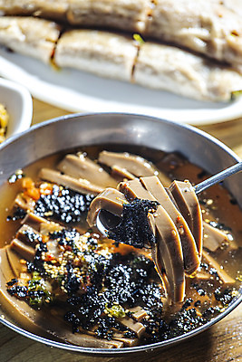 포토 JPG 실내 요리 들기 사람없음 숟가락 시장 묵 국내여행 김가루 메밀전병 묵밥 영월 국내포토 음식 여행 모션 수저 내부 김_해조류 가루 강원도 파일형식