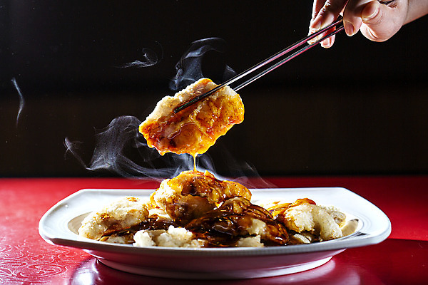 포토 JPG 손 음식 젓가락 검은배경 실내 요리 들기 신체부위 중식 소스 수증기 탕수육 중국집 국내여행 젓가락질 국내포토 여행 백그라운드 모션 수저 사람 손짓 내부 상점 검은색 양념 파일형식