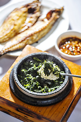 포토 JPG 실내 요리 들기 사람없음 아웃포커스 숟가락 돌솥 곤드레밥 국내여행 삼치구이 영월 국내포토 여행 모션 밥 촬영기법 수저 내부 강원도 생선구이 파일형식