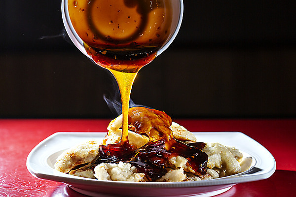 포토 JPG 그릇 검은배경 실내 요리 사람없음 중식 소스 붓기 탕수육 중국집 국내여행 국내포토 식기 음식 여행 백그라운드 모션 내부 상점 검은색 양념 파일형식