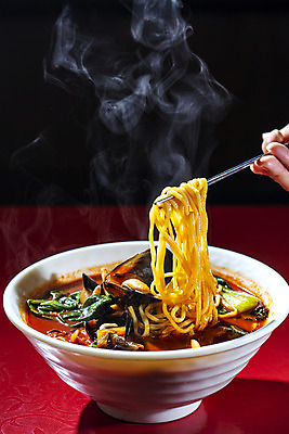 포토 JPG 손 음식 젓가락 검은배경 실내 요리 들기 신체부위 중식 수증기 짬뽕 중국집 국내여행 젓가락질 국내포토 여행 백그라운드 모션 수저 사람 손짓 내부 상점 검은색 파일형식