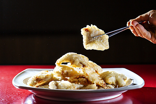 포토 JPG 손 음식 젓가락 검은배경 실내 요리 들기 신체부위 중식 탕수육 중국집 국내여행 젓가락질 국내포토 여행 백그라운드 모션 수저 사람 손짓 내부 상점 검은색 파일형식