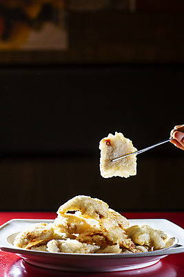 포토 JPG 젓가락 검은배경 실내 요리 들기 사람없음 중식 탕수육 중국집 국내여행 젓가락질 국내포토 음식 여행 백그라운드 모션 수저 손짓 내부 상점 검은색 파일형식