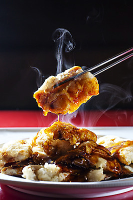 포토 JPG 젓가락 검은배경 실내 요리 들기 사람없음 중식 소스 수증기 탕수육 중국집 국내여행 국내포토 음식 여행 백그라운드 모션 수저 내부 상점 검은색 양념 파일형식