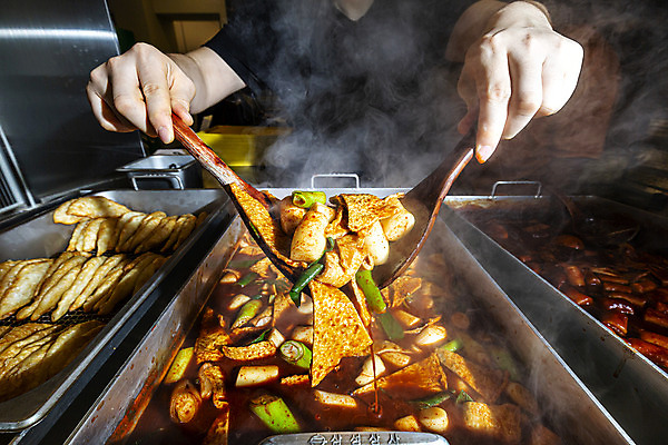 포토 JPG 손 실내 요리 들기 신체부위 떡볶이 분식 주걱 국내여행 분식집 국내포토 음식 여행 모션 주방용품 사람 내부 식당 파일형식