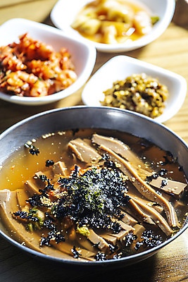 포토 JPG 반찬 실내 요리 사람없음 아웃포커스 식사 국내여행 김가루 묵밥 영월 나무배경 국내포토 음식 여행 백그라운드 촬영기법 내부 김_해조류 가루 강원도 파일형식