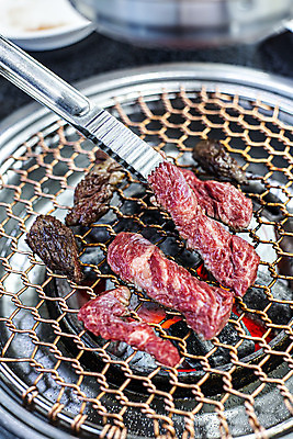 포토 JPG 실내 집게 생고기 요리 사람없음 소고기 굽기 구이 불판 한우 숯불 국내여행 숯불구이 영월 제비추리 국내포토 음식 여행 육류 내부 강원도 파일형식