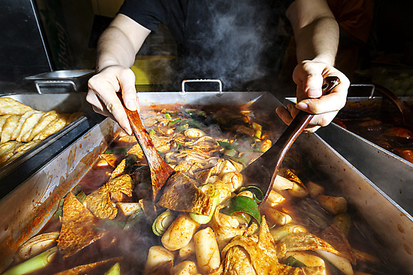 포토 JPG 손 실내 요리 들기 신체부위 떡볶이 분식 주걱 국내여행 분식집 국내포토 음식 여행 모션 주방용품 사람 내부 식당 파일형식