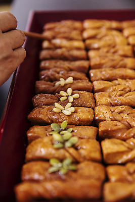 포토 JPG 손 실내 들기 신체부위 전라남도 특산물 잣 약과 담양 호박씨 국내포토 모션 씨앗 사람 내부 전통음식 견과류 전라도 파일형식