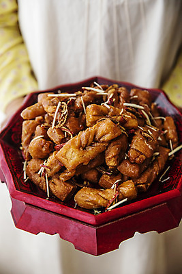 포토 JPG 접시 한명 들기 사람 상반신 앞모습 아웃포커스 전라남도 담기 특산물 한과 약과 나무그릇 담양 국내포토 1 그릇 식기 뷰포인트 모션 디저트 촬영기법 목재 전통음식 전라도 파일형식