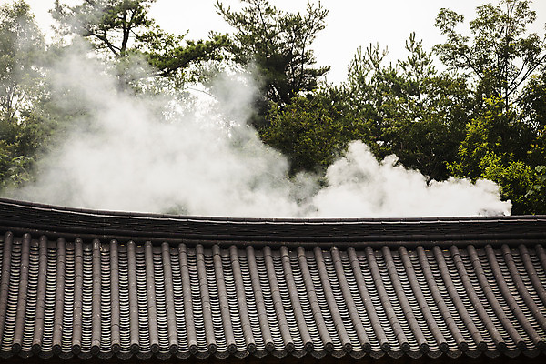 포토 JPG 주간 한옥 사람없음 야외 연기 전라남도 기와지붕 담양 국내포토 자연요소 한국전통 고건축 지붕 기와 전라도 파일형식