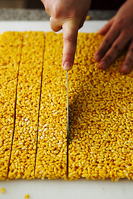 포토 JPG 손 들기 신체부위 전통음식 칼 자르기 전라남도 흰배경 한과 담양 국내포토 전통 음식 백그라운드 모션 디저트 사람 흰색 전라도 파일형식