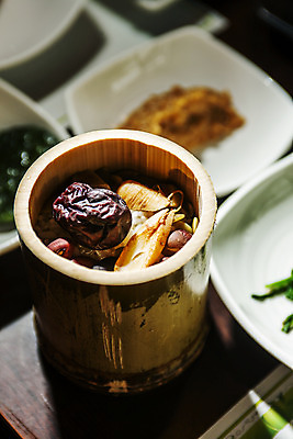 포토 JPG 음식 식탁 반찬 실내 사람없음 아웃포커스 전라남도 대나무 대추 담양 대통밥 국내포토 나무 탁자 밥 촬영기법 내부 전라도 파일형식