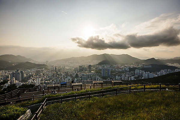 포토 JPG 주간 구름 하늘 산 풍경 사람없음 야외 일몰 부산 전경 국내포토 자연요소 한국 노을 파일형식 탑뷰