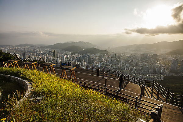 포토 JPG 주간 구름 하늘 풍경 사람없음 야외 울타리 일몰 부산 전경 국내포토 자연요소 한국 담장 노을 파일형식 탑뷰