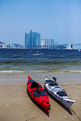 포토 JPG 주간 바다 하늘 풍경 해변 사람없음 야외 모래사장 카약 부산 해운대 국내포토 자연요소 한국 수상스포츠 파일형식
