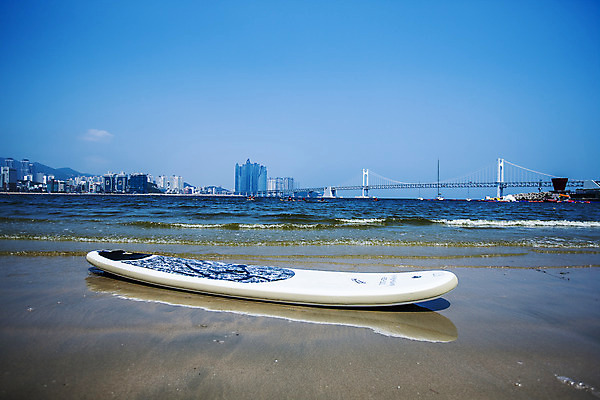 포토 JPG 주간 바다 하늘 풍경 해변 사람없음 야외 모래사장 서핑보드 부산 해운대 가교 국내포토 자연요소 건축물 한국 보드_스포츠 파일형식