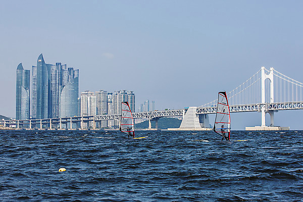 포토 JPG 주간 바다 하늘 풍경 사람없음 야외 윈드서핑 부산 광안대교 해운대 국내포토 자연요소 한국 다리_건축물 수상스포츠 파일형식