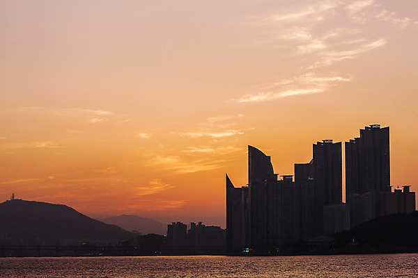 포토 JPG 구름 바다 하늘 풍경 사람없음 야외 건물 일몰 부산 국내포토 자연요소 건축물 한국 노을 파일형식