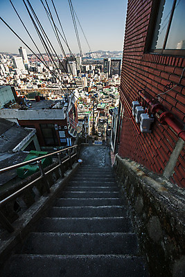 포토 JPG 주간 풍경 사람없음 야외 건물 계단 전선 도심 골목길 부산 국내포토 자연요소 건축물 길 한국 도시 파일형식