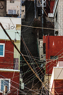 포토 JPG 주간 풍경 사람없음 야외 건물 계단 전선 도심 골목길 부산 국내포토 자연요소 건축물 길 한국 도시 파일형식