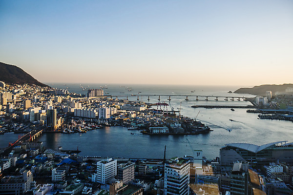 포토 JPG 주간 바다 하늘 풍경 사람없음 야외 건물 도시 부산 가교 국내포토 자연요소 건축물 한국 파일형식