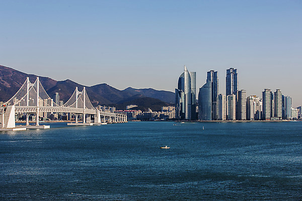 포토 JPG 주간 바다 풍경 사람없음 야외 건물 도시 부산 광안대교 해운대 가교 선박 국내포토 자연요소 건축물 수상교통 한국 다리_건축물 파일형식