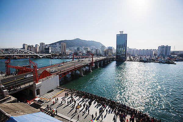 포토 JPG 주간 바다 하늘 풍경 빌딩 사람없음 야외 햇빛 부산 부산영도대교 국내포토 자연요소 한국 건물 태양 다리_건축물 파일형식