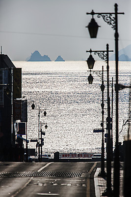 포토 JPG 주간 도로 바다 섬 가로등 풍경 사람없음 야외 부산 국내포토 자연요소 공공시설 길 교통시설 한국 파일형식
