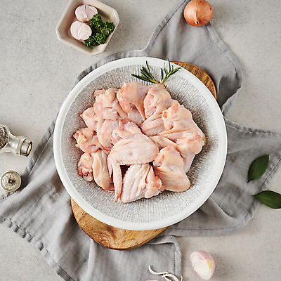 포토 JPG 스튜디오촬영 접시 식재료 양파 실내 생고기 사람없음 하이앵글 닭고기 천 담기 닭날개 월계수 플랫레이 국내포토 식기 뷰포인트 채소 모션 육류 내부 직물 플랫 파일형식