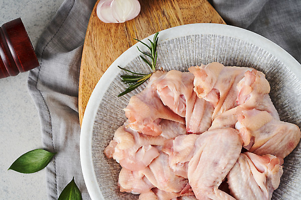 포토 JPG 스튜디오촬영 접시 식재료 양파 실내 생고기 사람없음 하이앵글 닭고기 천 담기 로즈메리 닭날개 국내포토 식기 뷰포인트 채소 모션 육류 내부 직물 허브 파일형식