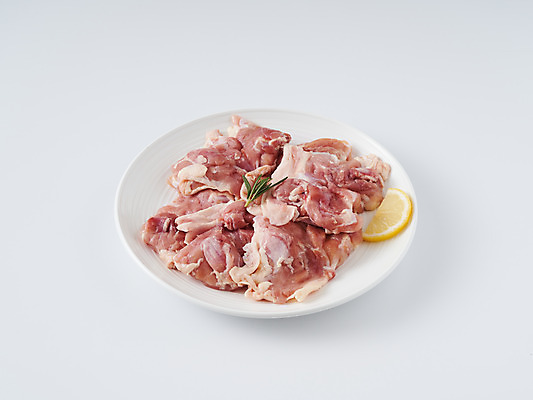 포토 JPG 스튜디오촬영 접시 식재료 실내 생고기 사람없음 닭고기 흰배경 담기 닭다리 로즈메리 국내포토 식기 백그라운드 모션 육류 내부 흰색 허브 파일형식