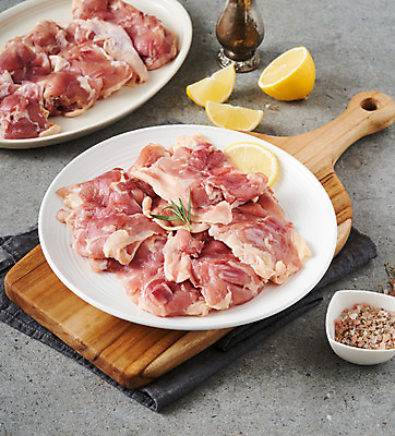 포토 JPG 스튜디오촬영 접시 식재료 실내 생고기 사람없음 닭고기 천 레몬 담기 소금 닭다리 로즈메리 후추통 나무도마 국내포토 식기 과일 모션 도마 육류 내부 목재 직물 허브 양념통 파일형식